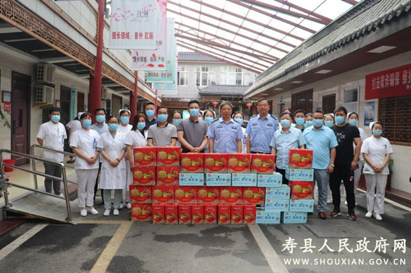 淮南壽縣公安局到壽春鎮(zhèn)中心衛(wèi)生院慰問(wèn)一線(xiàn)醫(yī)務(wù)工作者