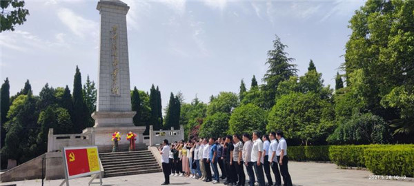 淮南謝家集區(qū)市場(chǎng)監(jiān)管局赴鳳臺(tái)縣板張集革命烈士陵園開(kāi)展黨史學(xué)習(xí)教育活動(dòng)