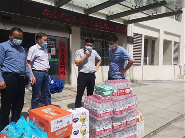 淮南八公山鎮(zhèn)組織慰問(wèn)鎮(zhèn)衛(wèi)生院醫(yī)護(hù)人員