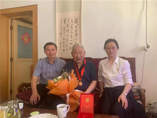 淮南市應急管理局為老黨員上門頒發(fā)“光榮在黨50年”紀念章