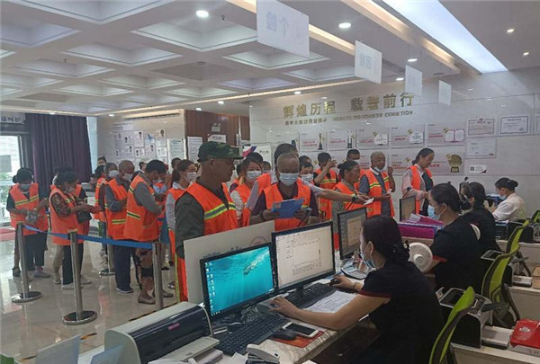 淮南市潘集區(qū)工會(huì)開(kāi)展“免費(fèi)為環(huán)衛(wèi)工人送體檢”活動(dòng)