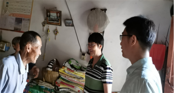 淮南市經(jīng)信局黨委委員、總工程師劉莉莉赴焦崗村慰問脫貧戶并看望駐村工作隊
