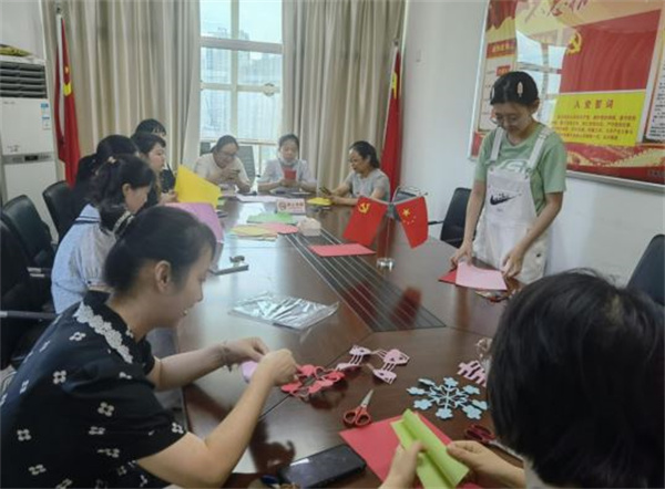 淮南市城鄉(xiāng)居保中心黨支部開展“弘揚(yáng)傳統(tǒng)節(jié)日文化，歡慶七夕學(xué)剪紙”主題黨日活動(dòng)