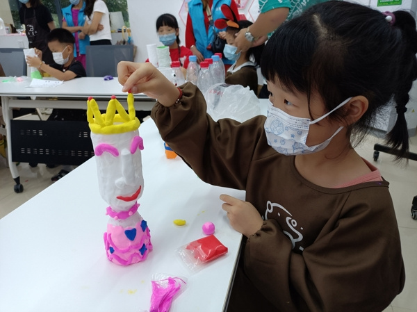 淮南市田家庵區(qū)錦里社區(qū)婦聯(lián)開展“塑料瓶中的創(chuàng)意生活”為主題的親子手工活動