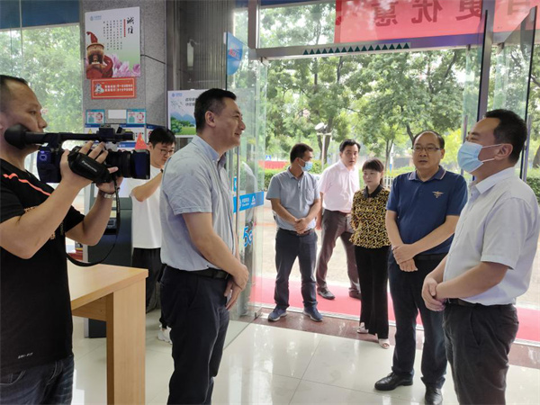 淮南市壽縣縣委副書記朱勇一行前往壽縣移動(dòng)分公司進(jìn)行清涼慰問