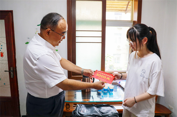 淮南市：金秋助學(xué)暖人心 上門(mén)慰問(wèn)送真情 東辰集團(tuán)開(kāi)展金秋助學(xué)活動(dòng)