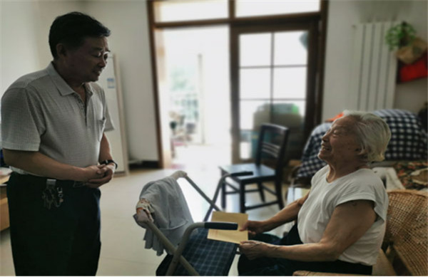 淮南市市場(chǎng)監(jiān)管局開(kāi)展中秋走訪慰問(wèn)老干部活動(dòng)