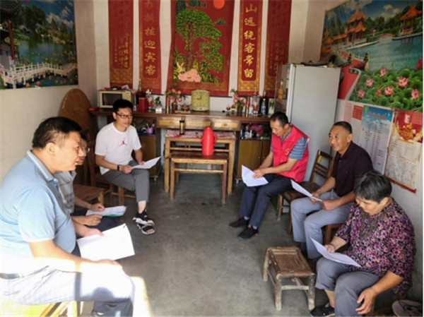 淮南市職教中心駐村工作隊走家入戶開展 2021年中國農(nóng)民豐收節(jié)法治宣傳專題活動