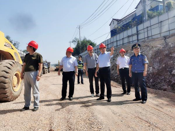 淮南市交通局黨組書(shū)記、局長(zhǎng)李輝看望“國(guó)慶節(jié)”期間堅(jiān)守崗位的一線(xiàn)職工并檢查指導(dǎo)交通安全生產(chǎn)和疫情防控工作