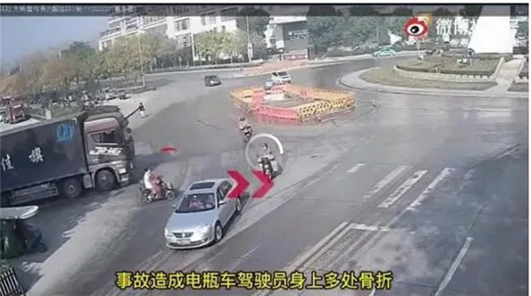 驚險(xiǎn)一幕！淮南壽縣電瓶車駕駛?cè)吮痪砣胴涇嚨撞?..