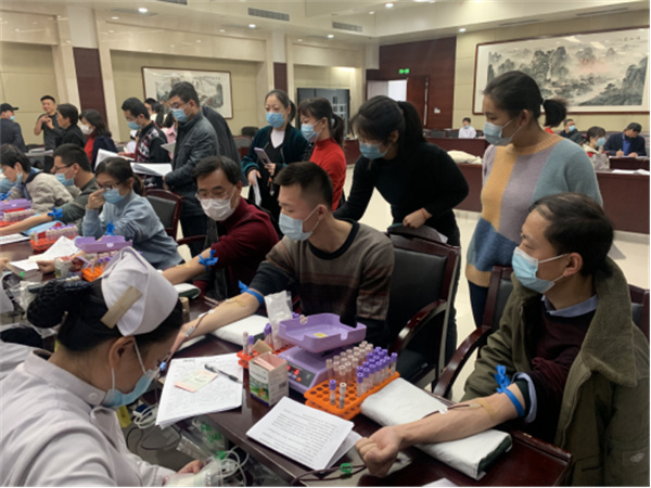 淮南市市場(chǎng)監(jiān)管局組織黨員干部職工參加無(wú)償獻(xiàn)血活動(dòng)