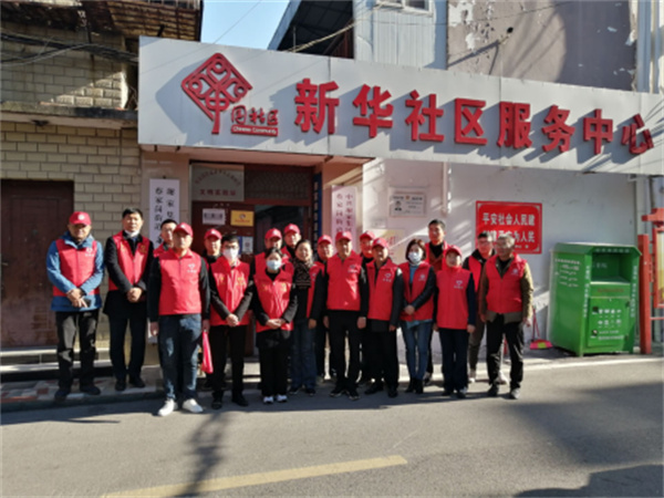 淮南市市場監(jiān)管局深入結對共建社區(qū)開展環(huán)境衛(wèi)生整治活動