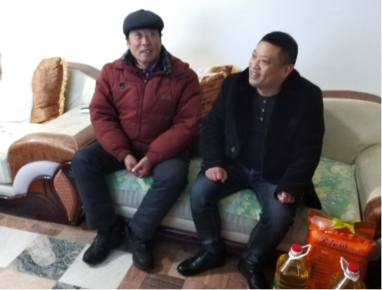 淮南第二十七中慰問駐村干部、生活困難黨員和老干部