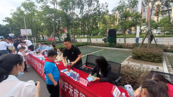 淮南市委、淮南市12355青少年服務臺開展關(guān)愛保護未成年人普法進社區(qū)宣傳活動