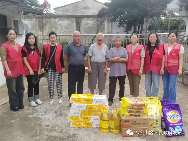 八公山鎮(zhèn)婦聯(lián)中秋節(jié)前夕開(kāi)展慰問(wèn)敬老院活動(dòng)
