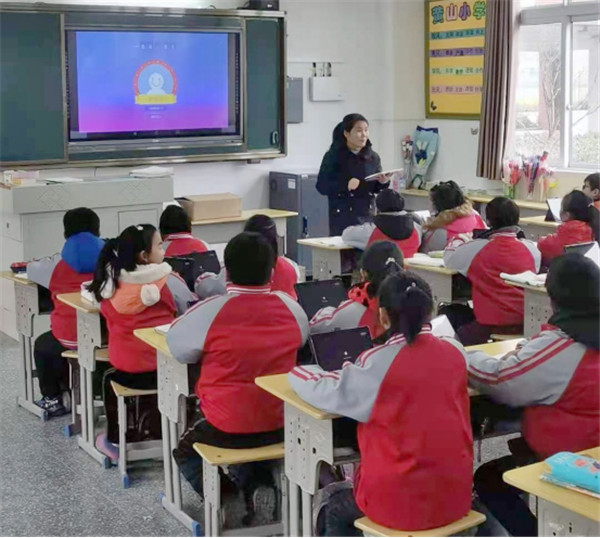 淮南市電教館館長(zhǎng)王智一行 深入黃山小學(xué)調(diào)研智慧課堂應(yīng)用情況