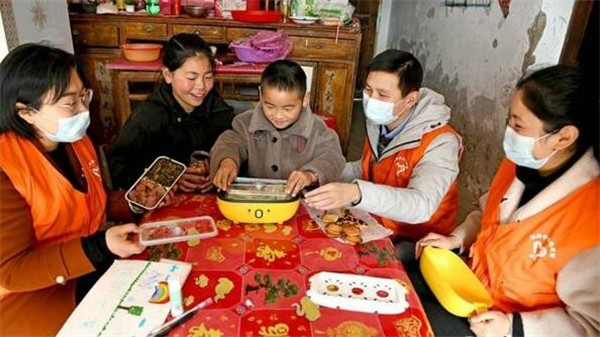 淮南：跨越440公里！“愛(ài)心飯盒”送給爸媽