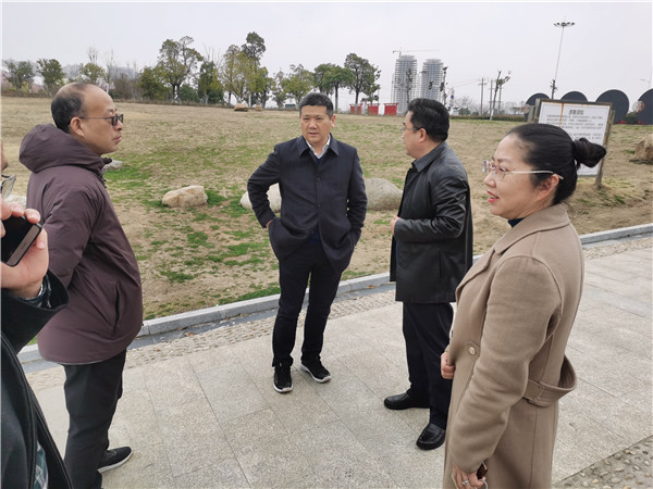 淮南：徐輝局長檢查中央公園設施維護管理情況
