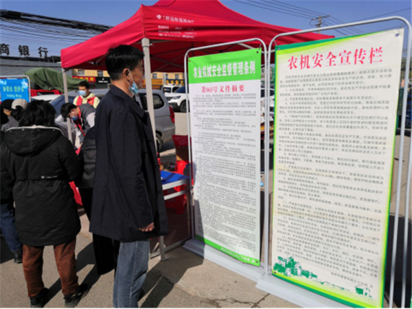淮南高新區(qū)開(kāi)展農(nóng)業(yè)機(jī)械安全知識(shí)宣傳暨 農(nóng)機(jī)購(gòu)置補(bǔ)貼辦理流程和預(yù)登記活動(dòng)