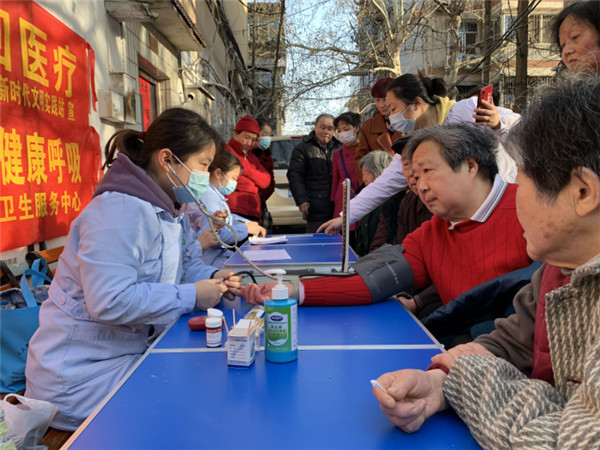 淮南公園街道公園社區(qū)開(kāi)展“家庭醫(yī)生巡回醫(yī)療”義診活動(dòng)