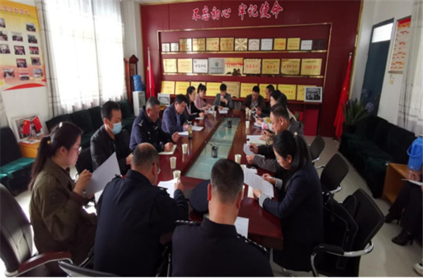 淮南市謝家集區(qū)委常委、區(qū)委政法委書(shū)記顧為民赴謝一小走訪調(diào)研