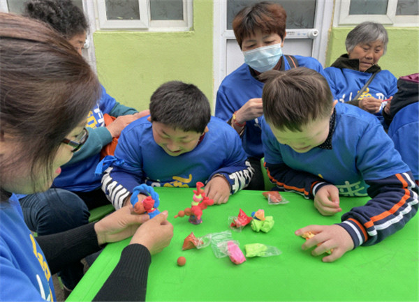 淮南市民政局開展關(guān)愛自閉癥兒童活動(dòng)。用愛點(diǎn)亮星空，讓星星的孩子不再孤單