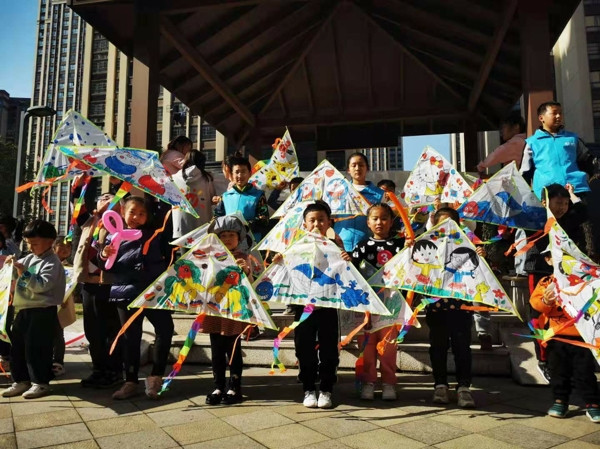 淮南：田家庵區(qū)錦里社區(qū)婦聯(lián)開(kāi)展“放飛風(fēng)箏 快樂(lè)成長(zhǎng)”親子戶外活動(dòng)