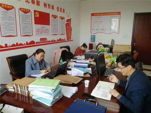 淮南市農(nóng)業(yè)農(nóng)村局審計(jì)組臨時(shí)黨支部開(kāi)展學(xué)法活動(dòng)