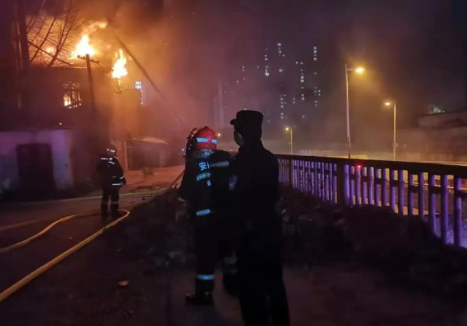 淮南：劈柴做飯引發(fā)火災 民警撲救無人員傷亡