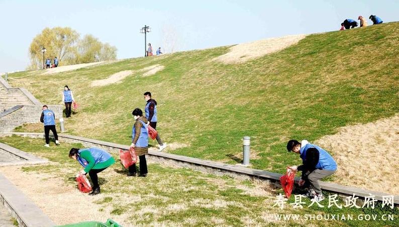 淮南壽縣：開(kāi)展學(xué)雷鋒保護(hù)古城環(huán)境環(huán)城活動(dòng)